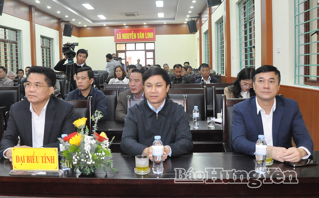 Ông Lê Quang Hòa, Ủy viên Ban Thường vụ Tỉnh ủy, Phó Chủ tịch UBND tỉnh và các đại biểu dự hội nghị tiếp xúc cử tri tại xã Nguyễn Văn Linh.