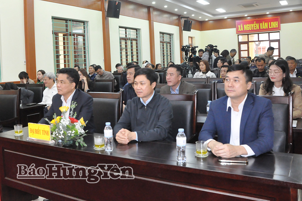 Các đại biểu dự hội nghị tiếp xúc cử tri tại xã Nguyễn Văn Linh.