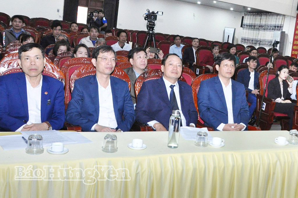 Ông Trần Quốc Văn, Phó Bí thư Tỉnh ủy, Chủ tịch HĐND tỉnh và các đại biểu dự hội nghị tiếp xúc cử tri.