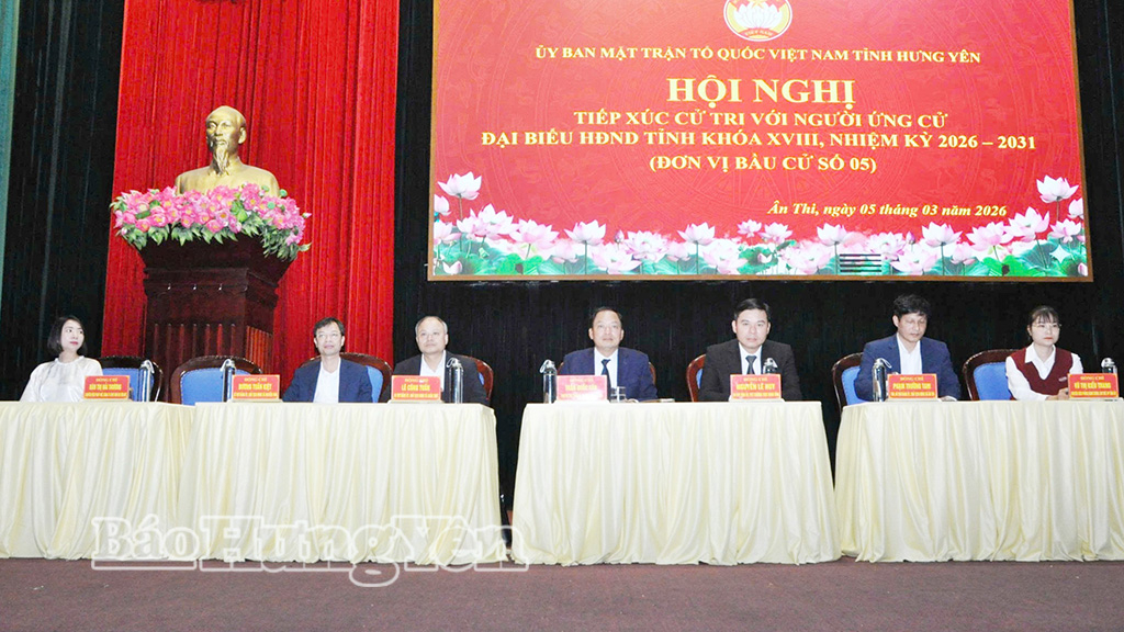 Ông Trần Quốc Văn, Phó Bí thư Tỉnh ủy, Chủ tịch HĐND tỉnh và các ứng cử viên tại hội nghị tiếp xúc cử tri.