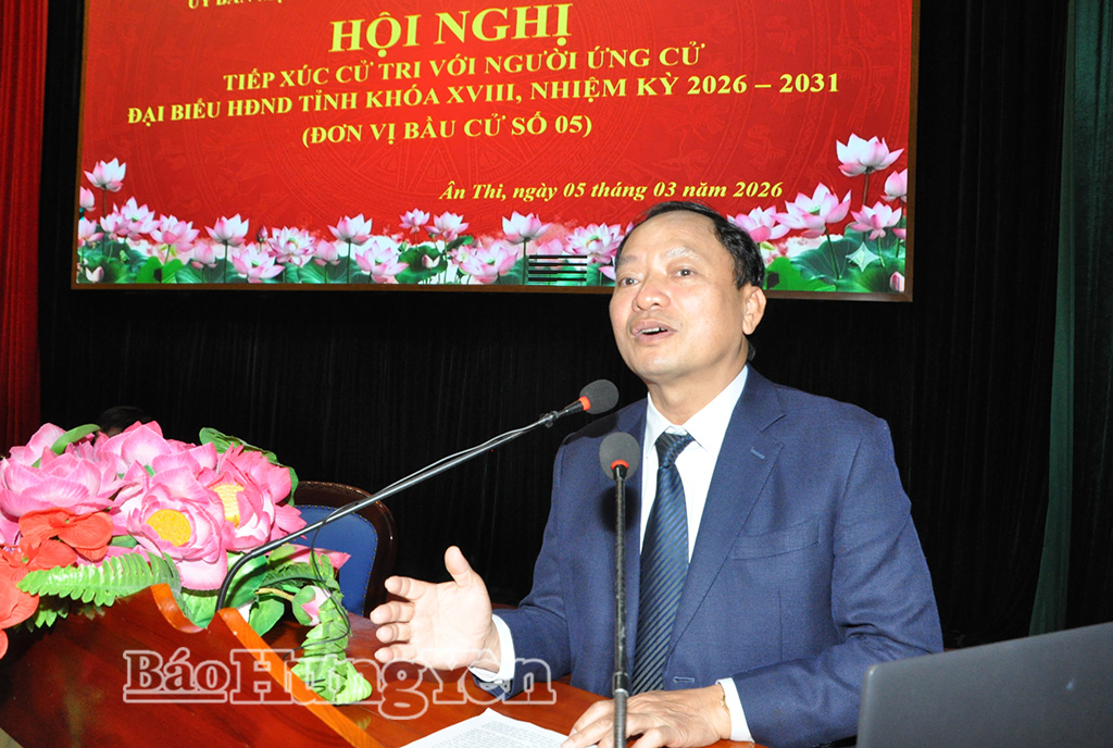 Ông Trần Quốc Văn, Phó Bí thư Tỉnh ủy, Chủ tịch HĐND tỉnh trình bày chương trình hành động tại hội nghị.