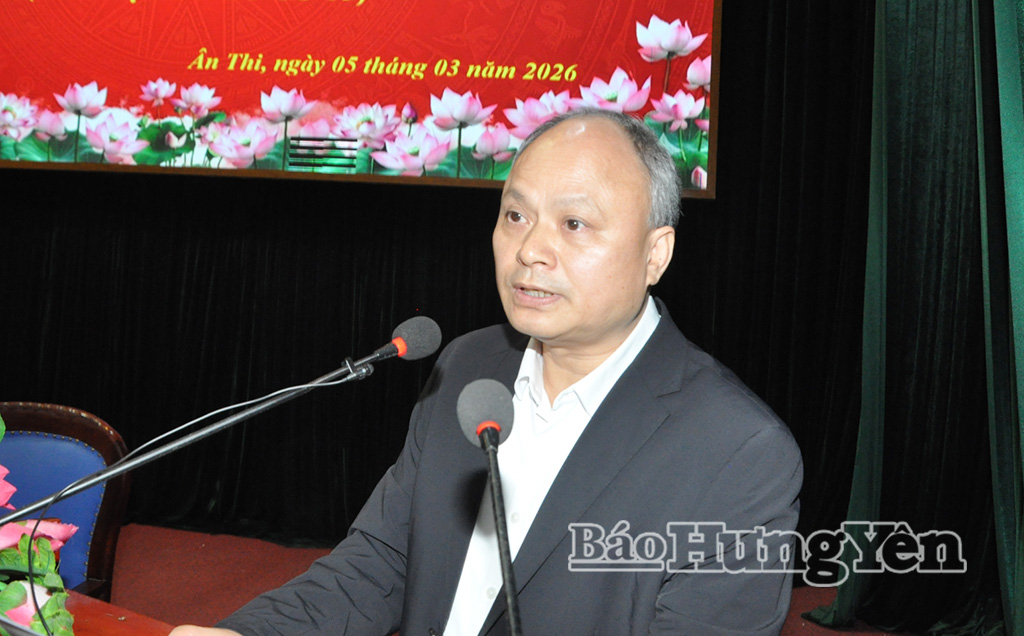 Ông Lê Công Tuấn, Bí thư Đảng ủy, Chủ tịch HĐND xã Xuân Trúc trình bày chương trình hành động tại hội nghị.