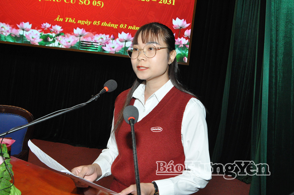 Ông Lê Công Tuấn, Bí thư Đảng ủy, Chủ tịch HĐND xã Xuân Trúc trình bày chương trình hành động tại hội nghị.