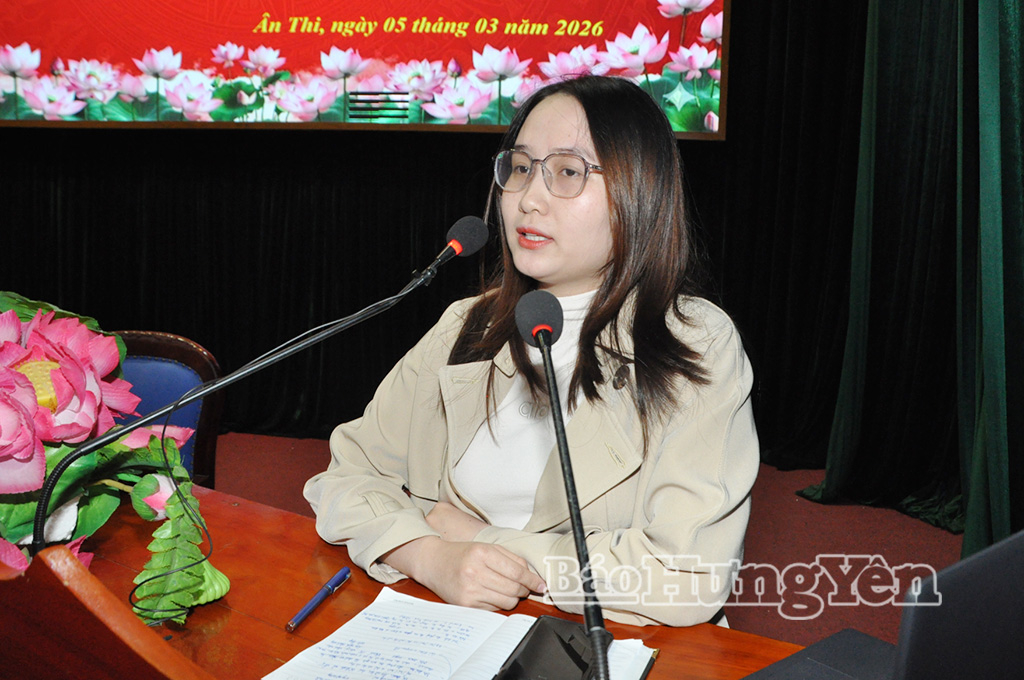 Bà Đào Thị Hải Thương, chuyên viên pháp chế Công ty Cổ phần đầu tư Khu công nghiệp Yên Mỹ trình bày chương trình hành động tại hội nghị.