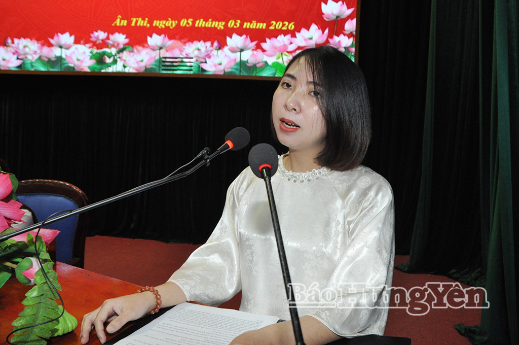 Bà Đặng Thị Tây, chuyên viên Ban Xây dựng Đảng, Đảng ủy xã Ân Thi trình bày chương trình hành động tại hội nghị.