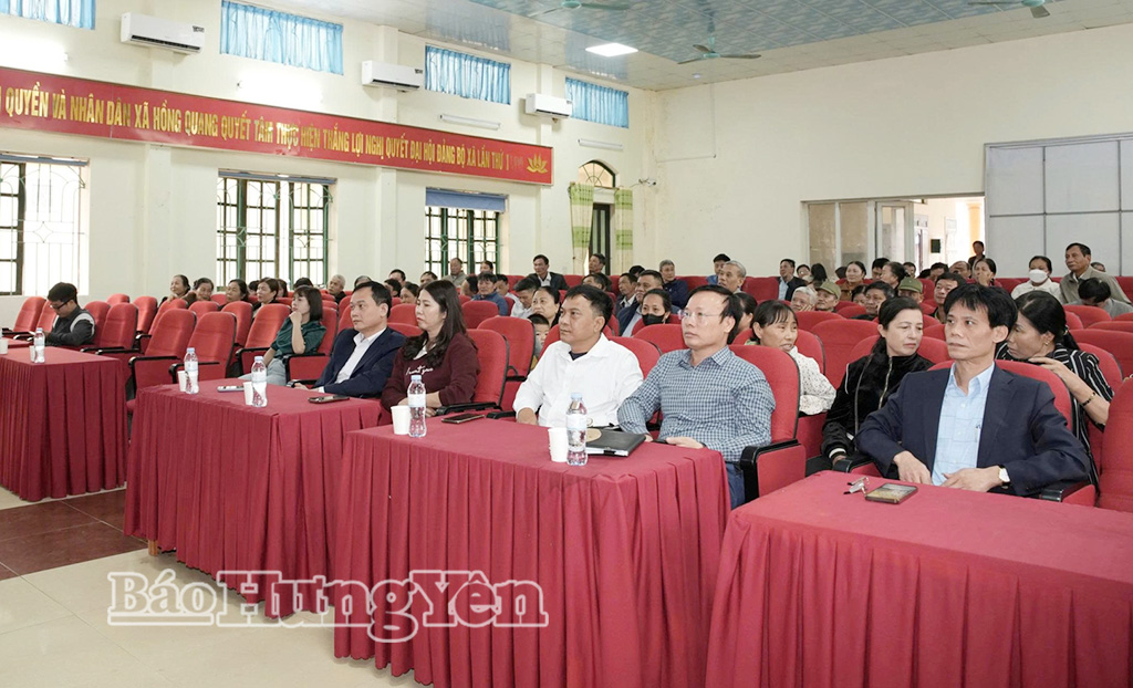 Cử tri tham dự hội nghị tại điểm cầu xã Hồng Quang