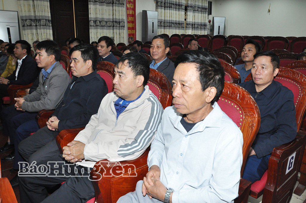 Cử tri tham dự hội nghị tại điểm cầu xã Ân Thi