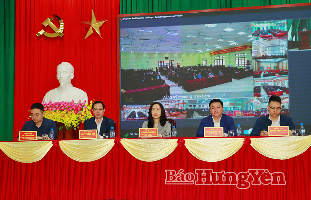 Các ứng cử viên đại biểu Quốc hội khóa XVI, đơn vị bầu cử số 5 dự hội nghị tiếp xúc cử tri.