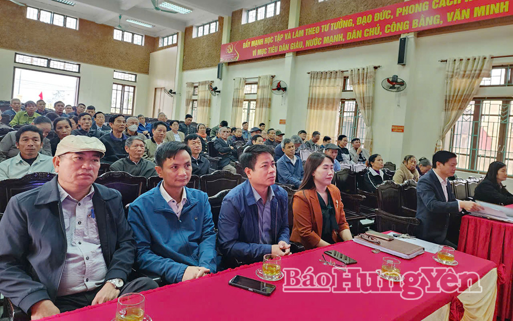 Các cử tri xã Nam Đông Hưng tham dự hội nghị tại điểm cầu của xã.