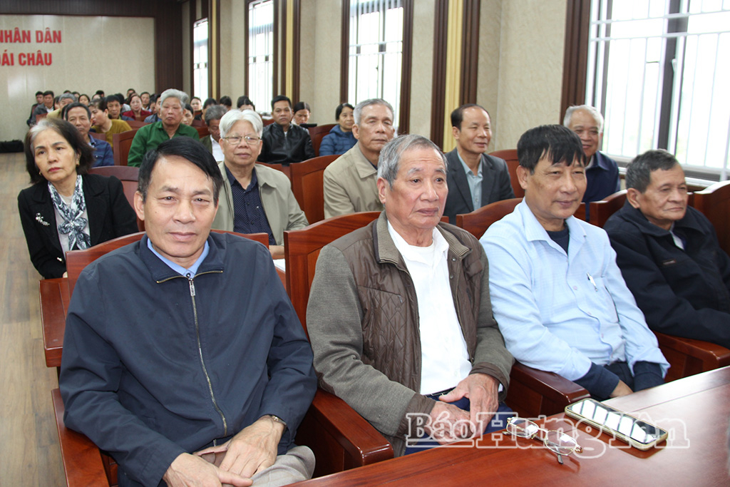 Cử tri tham dự hội nghị.
