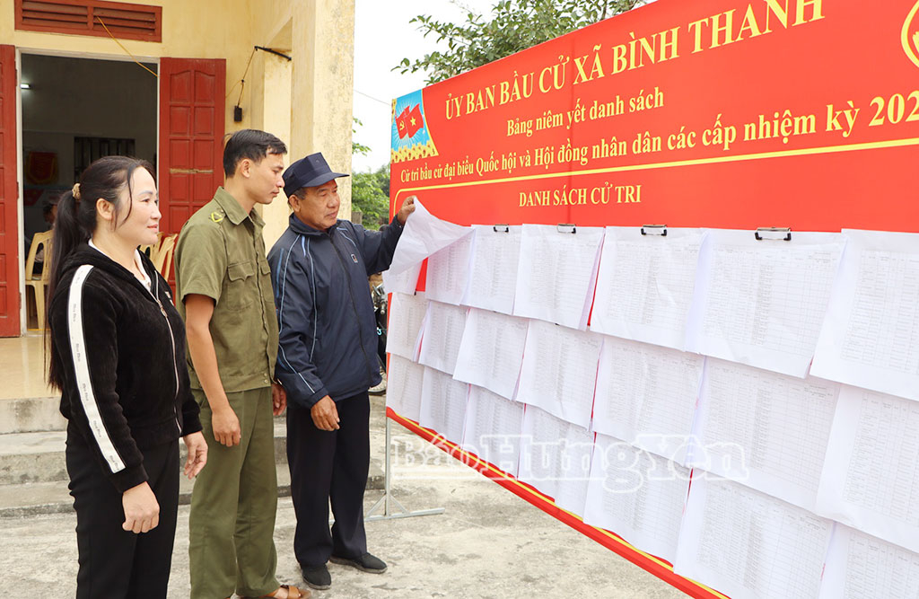 Cử tri xã Bình Thanh xem danh sách các ứng cử viên để lựa chọn những người xứng đáng nhất.