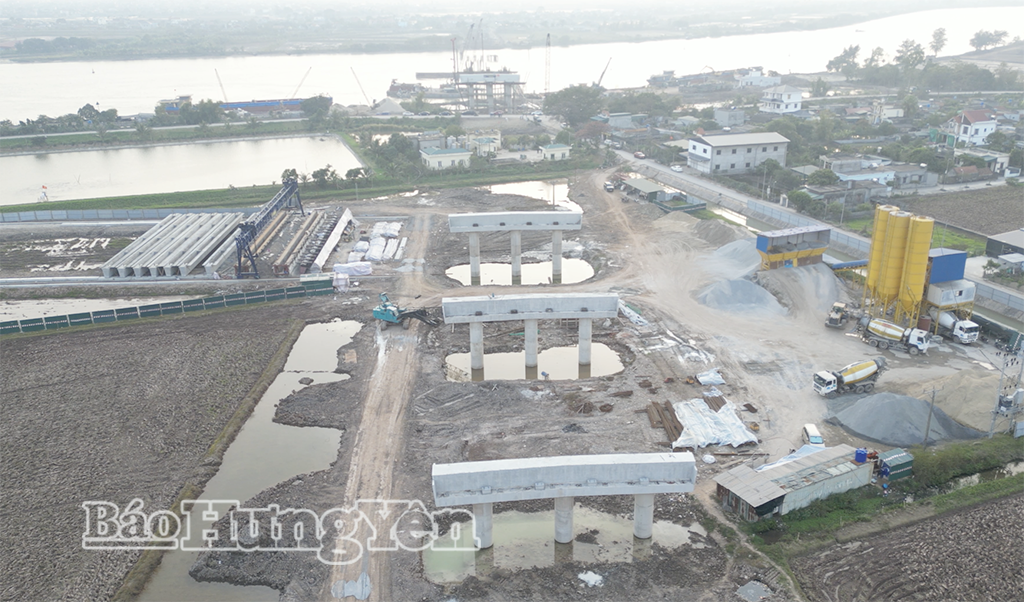 Công trường thi công cầu sông Hồng, thuộc dự án tuyến đường bộ cao tốc Ninh Bình – Hải Phòng (đoạn qua Hưng Yên và Ninh Bình).