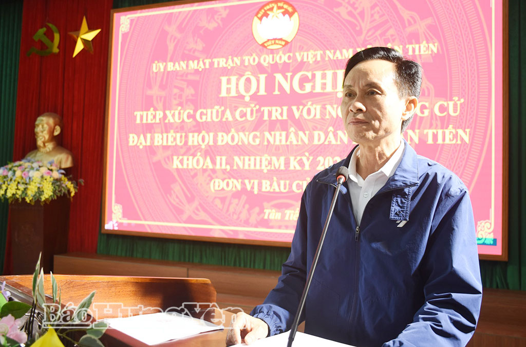Người ứng cử đại biểu HĐND xã Tân Tiến, nhiệm kỳ 2026 - 2031 trình bày chương trình hành động tại hội nghị.