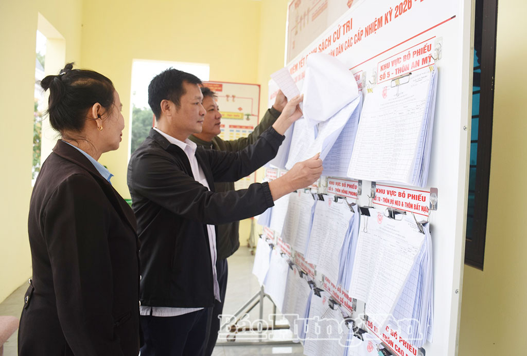 Cử tri xã Tân Tiến theo dõi danh sách niêm yết cử tri tại Nhà văn hóa xã.