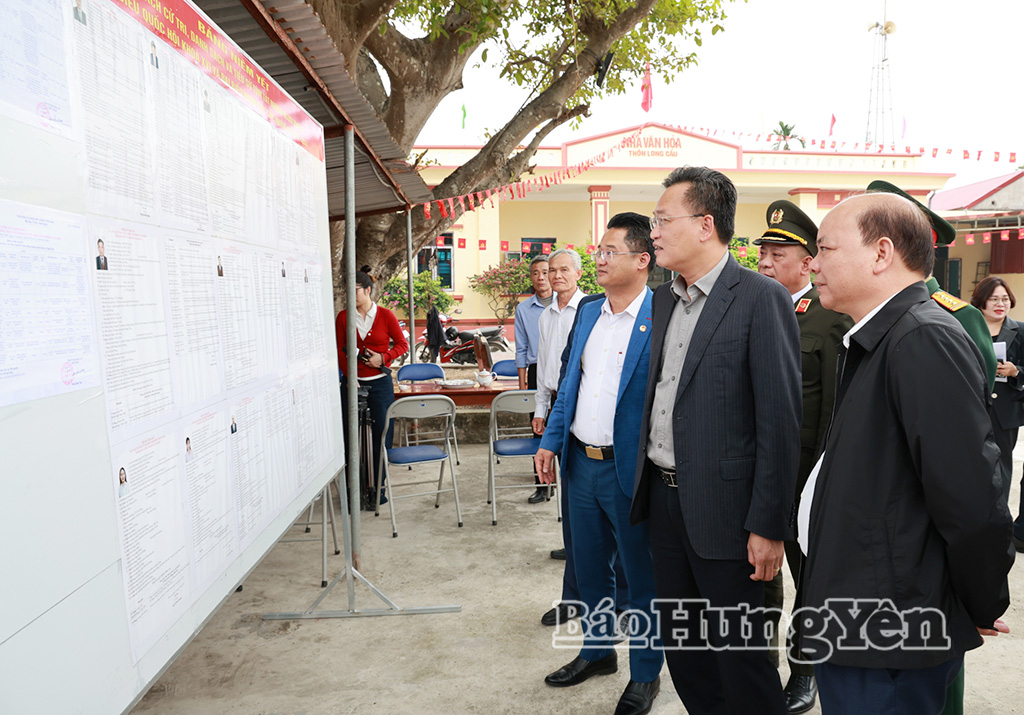 Đồng chí Bí thư Tỉnh uỷ Nguyễn Hữu Nghĩa và đoàn công tác kiểm tra công tác bầu cử tại Khu vực bỏ phiếu ở Nhà văn hóa thôn Long Cầu (xã Đoàn Đào).