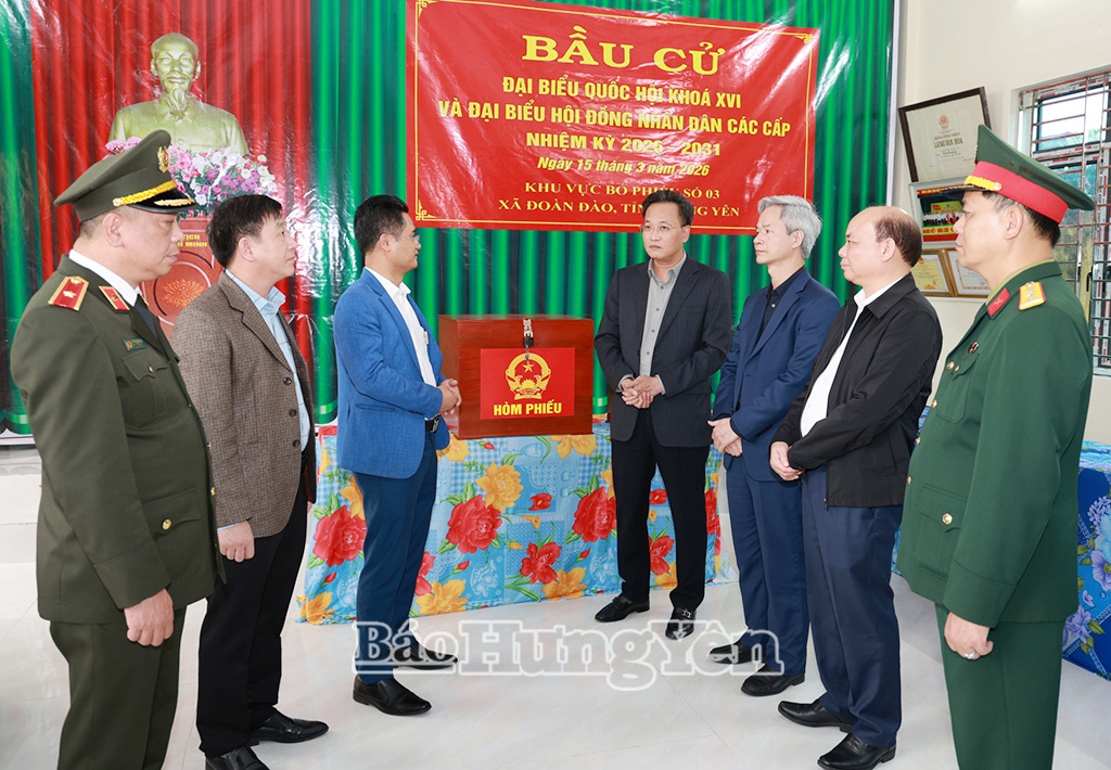 Đồng chí Bí thư Tỉnh uỷ Nguyễn Hữu Nghĩa và đoàn công tác kiểm tra công tác bầu cử tại Khu vực bỏ phiếu ở Nhà văn hóa thôn Long Cầu (xã Đoàn Đào).