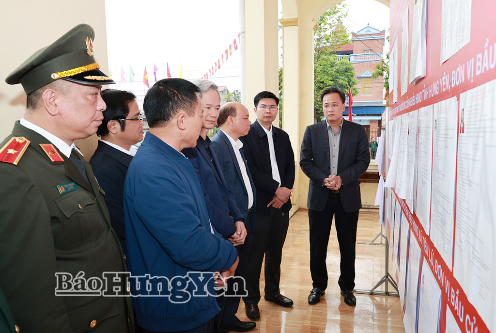 Đồng chí Bí thư Tỉnh uỷ Nguyễn Hữu Nghĩa và đoàn công tác kiểm tra công tác bầu cử tại Khu vực bỏ phiếu ở Nhà văn hóa thôn Lương Trụ (xã Tiên Lữ)