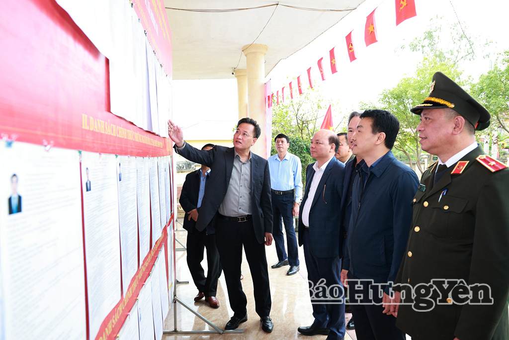 Đồng chí Bí thư Tỉnh uỷ Nguyễn Hữu Nghĩa và đoàn công tác kiểm tra công tác bầu cử tại Khu vực bỏ phiếu ở Nhà văn hóa thôn Nhân Cầu 3 (xã Hưng Hà).