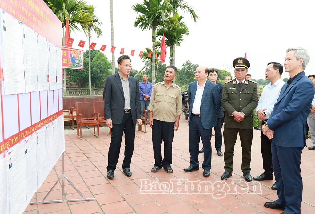 Đồng chí Bí thư Tỉnh uỷ Nguyễn Hữu Nghĩa và đoàn công tác kiểm tra công tác bầu cử tại Khu vực bỏ phiếu ở Nhà văn hóa thôn Cun Ruốm (xã Ngự Thiên).