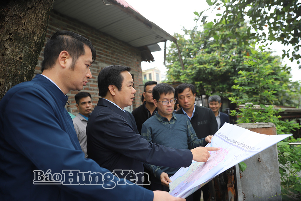 Đồng chí Chủ tịch UBND tỉnh Phạm Quang Ngọc kiểm tra khu vực kênh Đình Dù (xã Như Quỳnh).