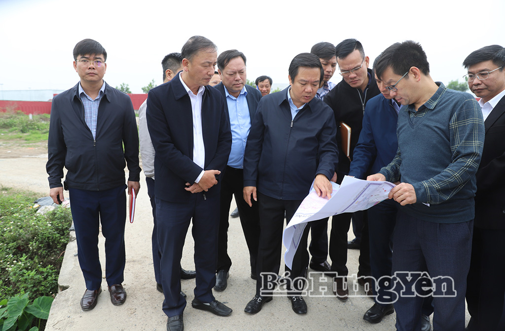 Đồng chí Chủ tịch UBND tỉnh Phạm Quang Ngọc kiểm tra khu vực kênh Trần Thành Ngọ (phường Đường Hào).