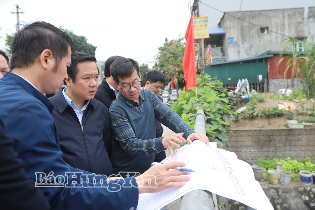 Đồng chí Chủ tịch UBND tỉnh Phạm Quang Ngọc kiểm tra khu vực kênh cầu Treo (xã Yên Mỹ).