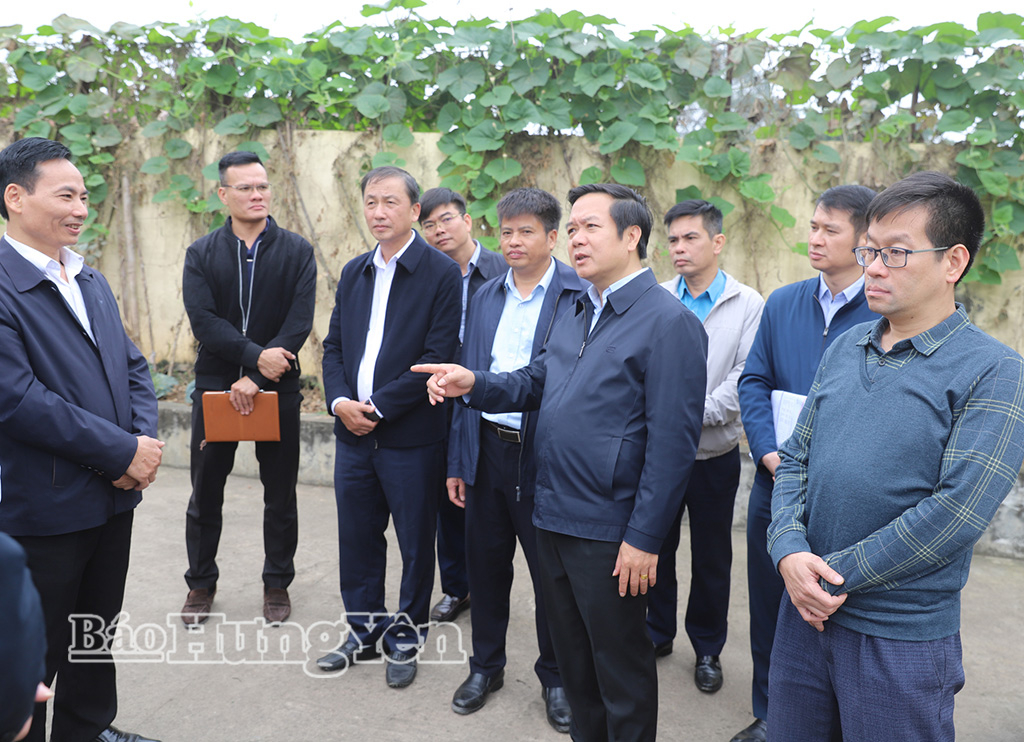 Đồng chí Chủ tịch UBND tỉnh Phạm Quang Ngọc kiểm tra trạm bơm Văn Giang 2.