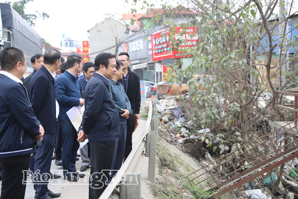 Đồng chí Chủ tịch UBND tỉnh Phạm Quang Ngọc kiểm tra khu vực kênh Ngưu Giang (xã Việt Yên).