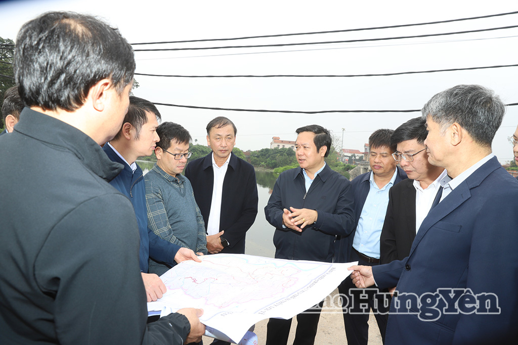 Đồng chí Chủ tịch UBND tỉnh Phạm Quang Ngọc kiểm tra khu vực kênh Từ Hồ - Sài Thị.