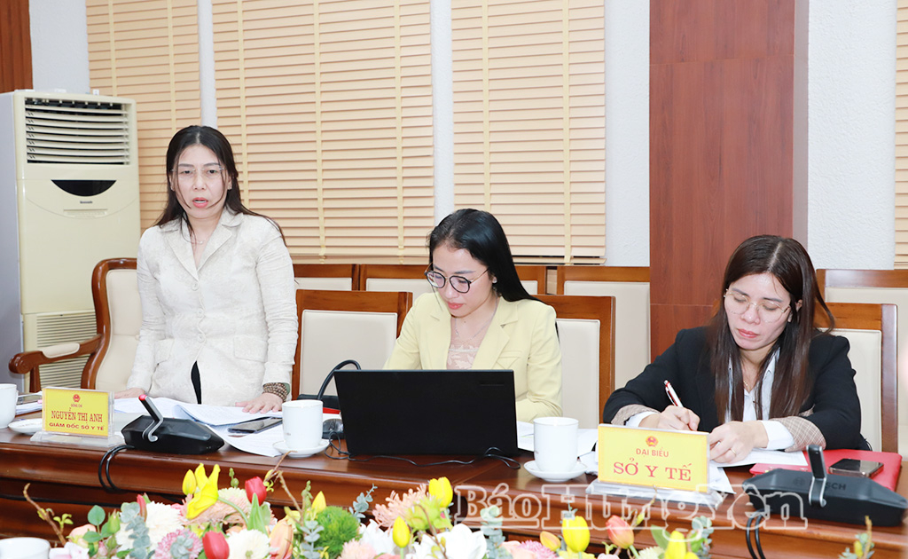 Lãnh đạo Sở Y tế phát biểu tại cuộc họp.