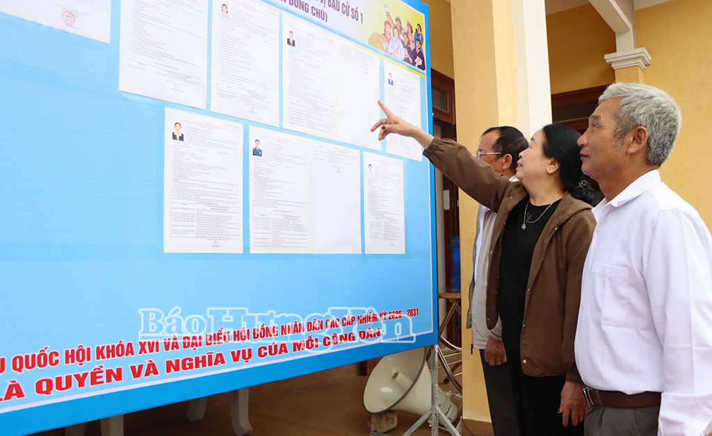 Cử tri xã Quang Lịch xem danh sách các ứng cử viên tại đơn vị bầu cử số 1 để lựa chọn những người xứng đáng nhất.