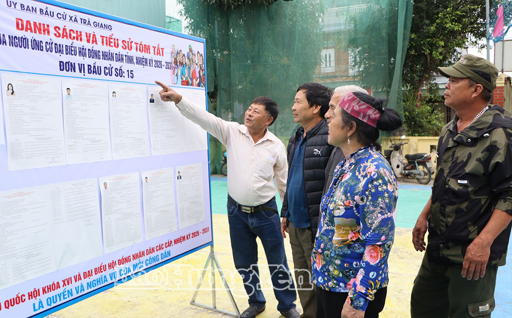 Cử tri xã Trà Giang xem danh sách các ứng cử viên tại đơn vị bầu cử số 1 để lựa chọn những người xứng đáng nhất.