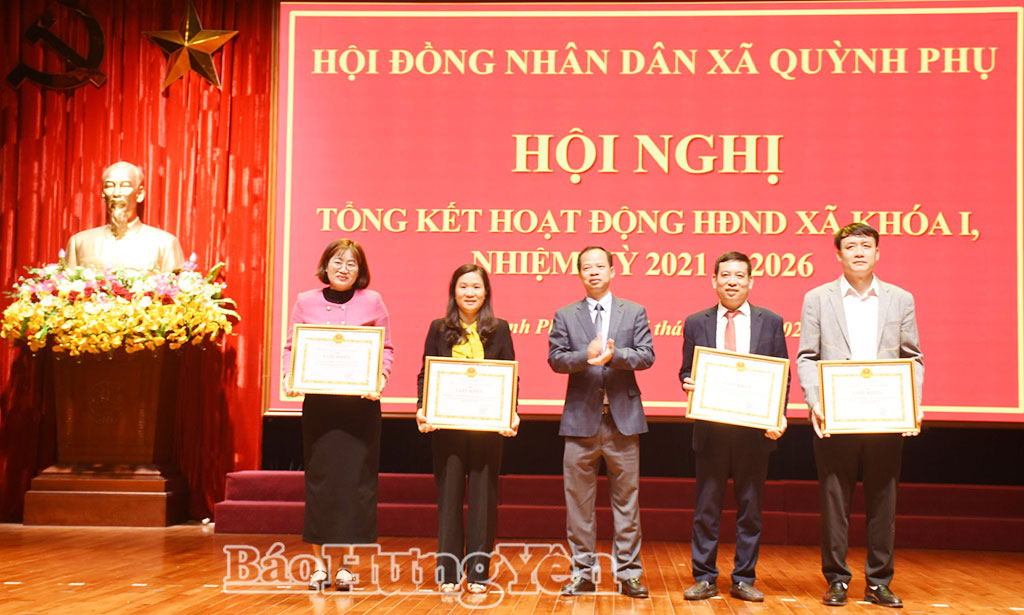 Lãnh đạo xã Quỳnh Phụ trao thưởng cho các tập thể có thành tích xuất sắc trong hoạt động của HĐND xã.