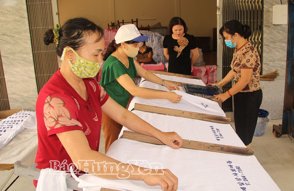 Sản xuất tại Công ty TNHH Dệt may xuất khẩu Kim Ngân (xã Hưng Hà).