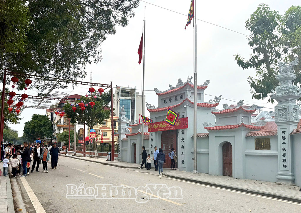 Đông đảo du khách đến tham quan, chiêm bái tại khu di tích đền Trần, phường Phố Hiến.