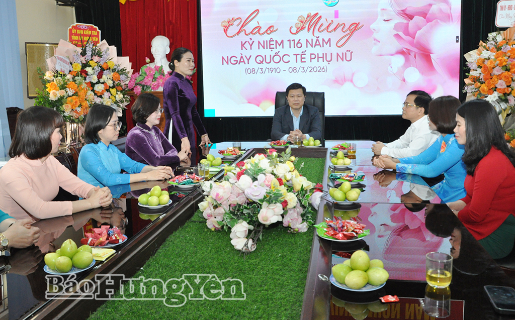 Lãnh đạo Hội Liên hiệp Phụ nữ tỉnh phát biểu cảm ơn và tiếp thu ý kiến của đồng chí Phó Bí thư Thường trực Tỉnh ủy, Chủ tịch Ủy ban MTTQ Việt Nam tỉnh Trần Quốc Toản.