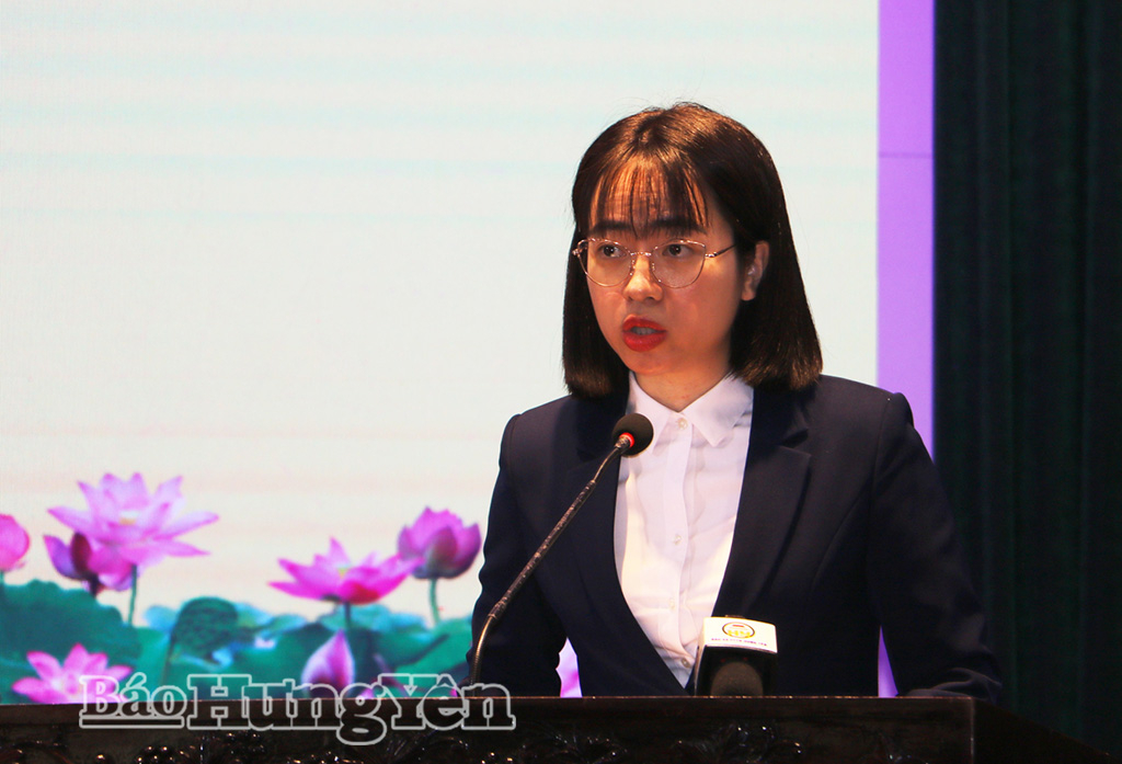 Bà Tạ Thu Phương, Trưởng phòng công tác HĐND, Văn phòng Đoàn ĐBQH và HĐND tỉnh trình bày chương trình hành động.