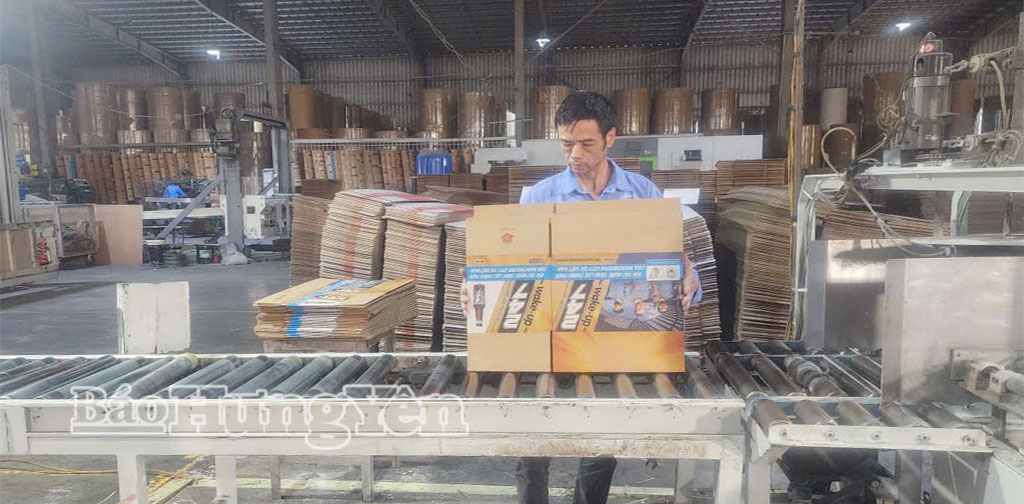 Dây chuyền sản xuất của Công ty TNHH Bao Bì Hương Sen (CCN Tam Quang), tạo việc làm cho hàng trăm lao động địa phương.