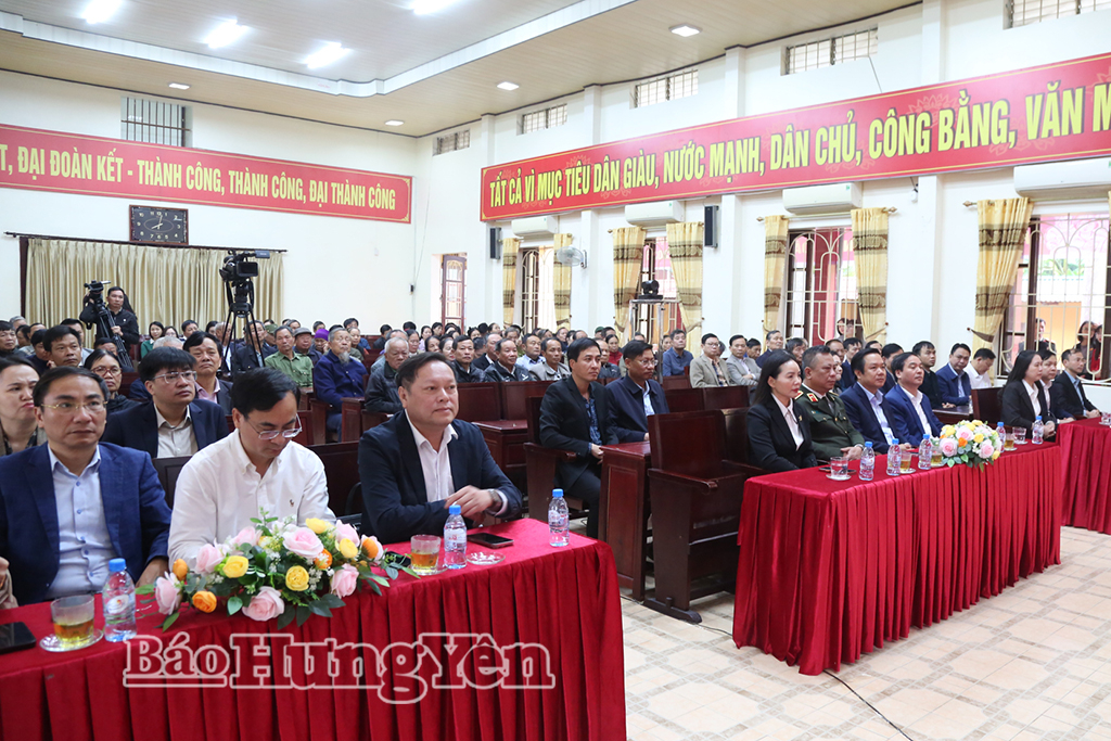 Các đại biểu và cử tri dự hội nghị.