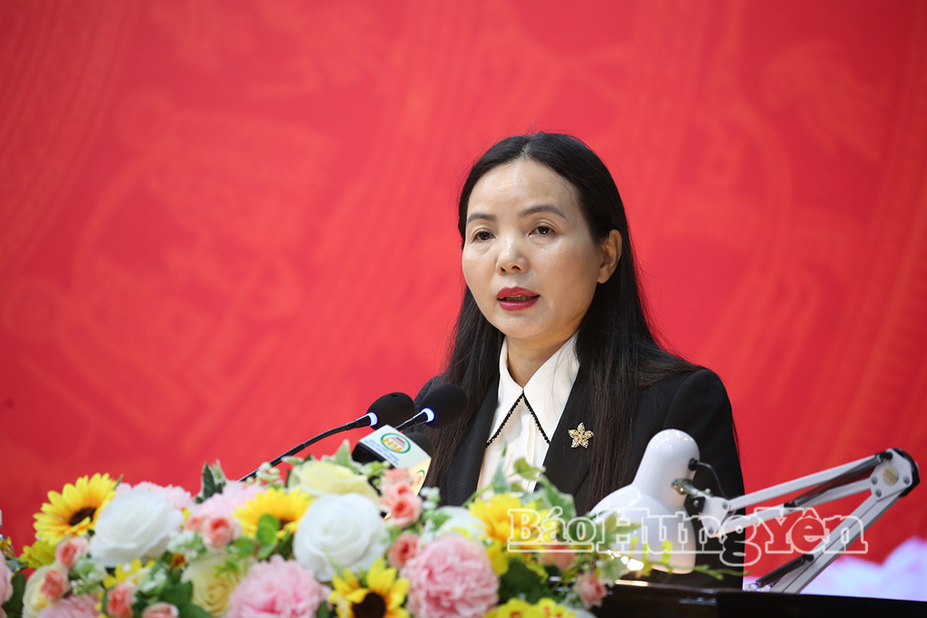 Ứng cử viên Ngô Thị Kim Hoàn, Ủy viên Ban Thường vụ Tỉnh ủy, Phó Chủ tịch Thường trực Ủy ban MTTQ Việt Nam tỉnh trình bày chương trình hành động tại hội nghị.