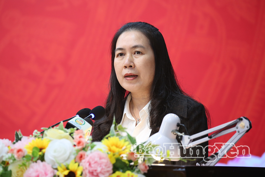 Ứng cử viên Trần Thị Bích Hằng, Bí thư Đảng ủy Trường Đại học Thái Bình trình bày chương trình hành động tại hội nghị. 