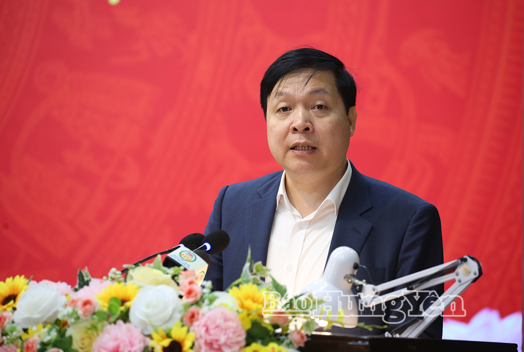 Ứng cử viên Bùi Đức Hoàng, Bí thư Đảng ủy, Chủ tịch HĐND phường Trần Lãm trình bày chương trình hành động tại hội nghị. 