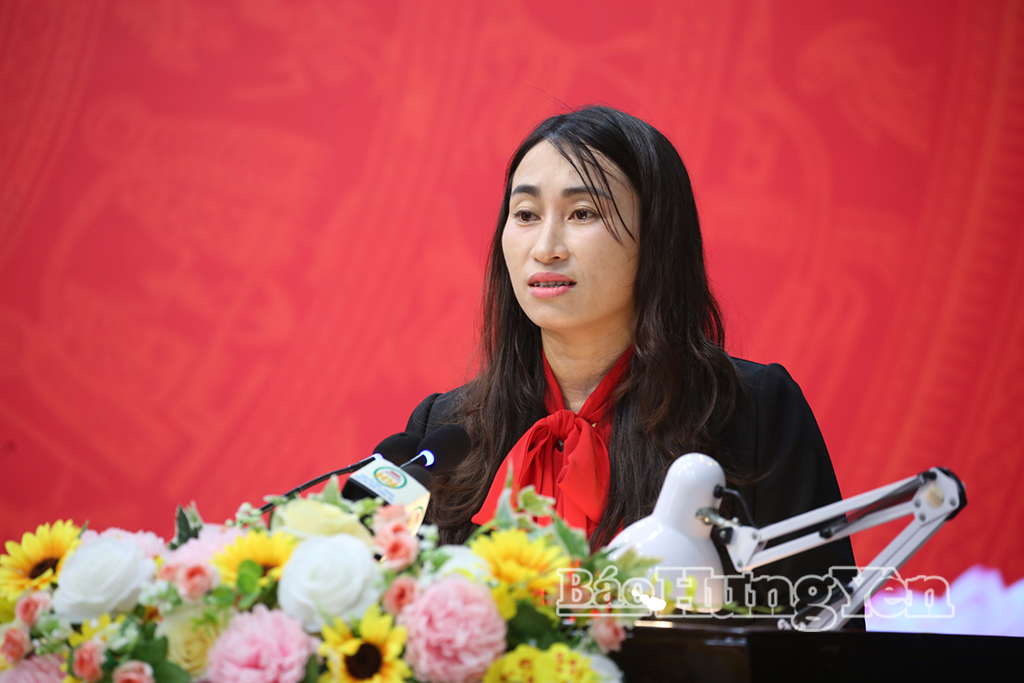 Ứng cử viên Phạm Thị Quỳnh, giảng viên Trường Đại học Thái Bình trình bày chương trình hành động tại hội nghị. 