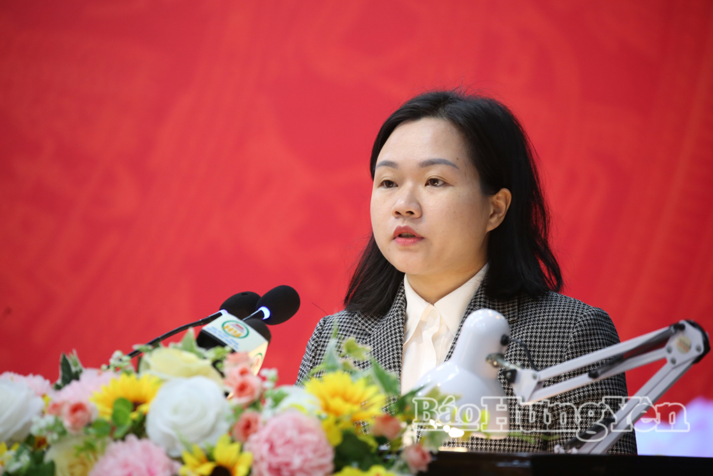 Ứng cử viên Đỗ Thùy Trang, công chức Sở Nông nghiệp và Môi trường trình bày chương trình hành động tại hội nghị.