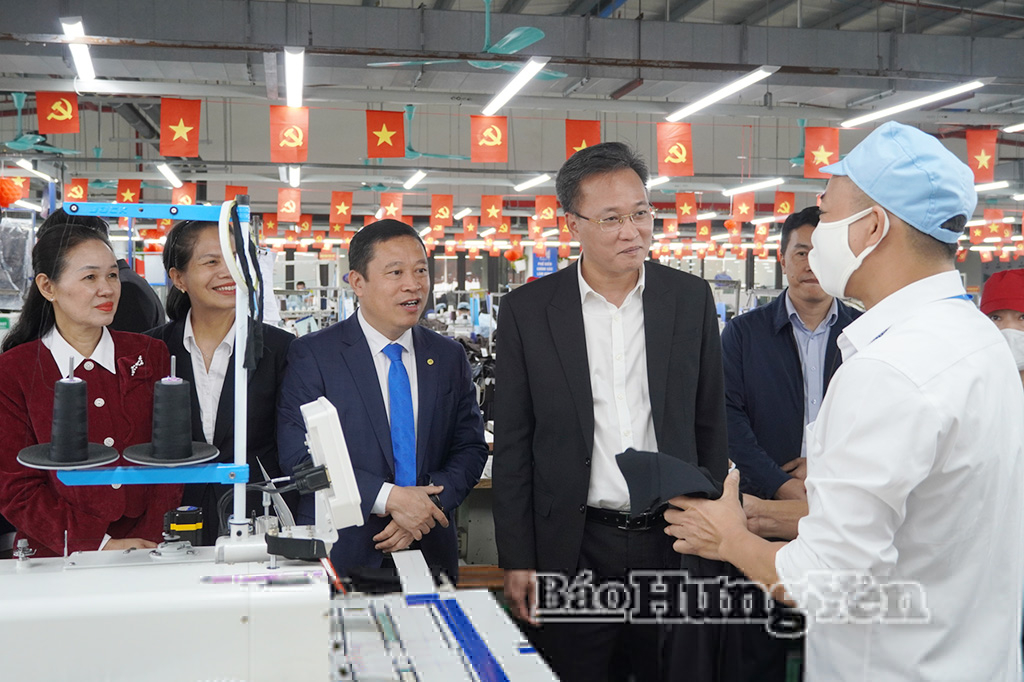 Công nhân Xí nghiệp may Hưng Hà phấn khởi được đồng chí Bí thư Tỉnh ủy thăm và động viên.