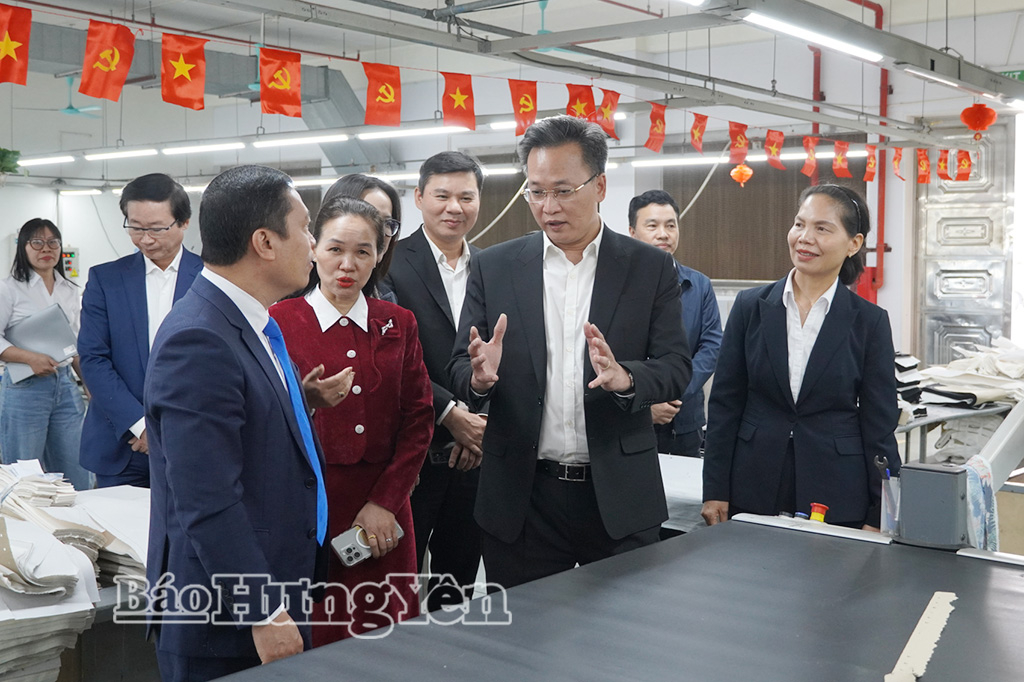 Đồng chí Bí thư Tỉnh ủy Nguyễn Hữu Nghĩa thăm xưởng sản xuất của Xí nghiệp May Hưng Hà.