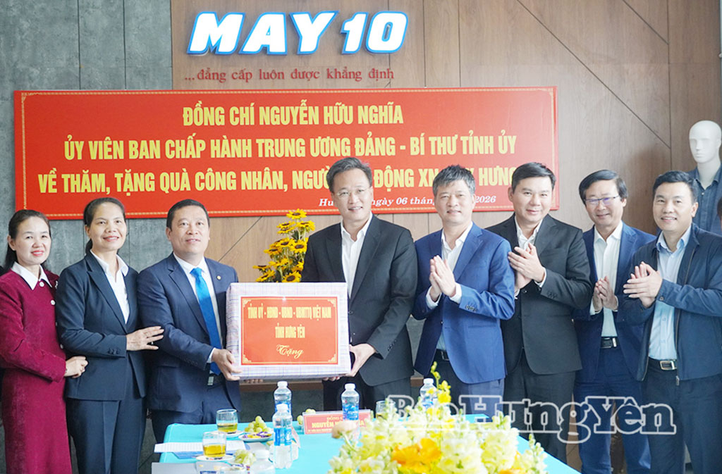 Đồng chí Bí thư Tỉnh ủy Nguyễn Hữu Nghĩa trao quà tặng Xí nghiệp May Hưng Hà (xã Hưng Hà.)