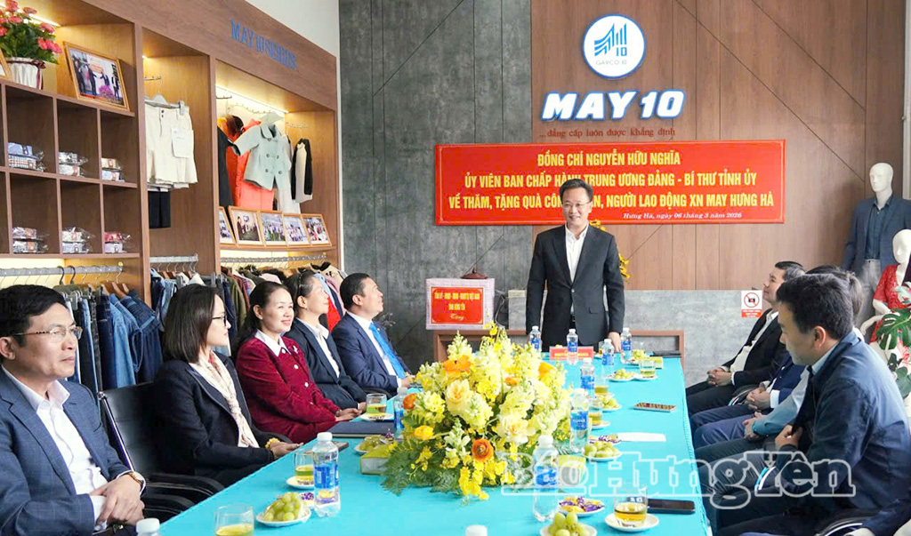 Đồng chí Bí thư Tỉnh ủy Nguyễn Hữu Nghĩa phát biểu động viên cán bộ, người lao động Xí nghiệp May Hưng Hà.