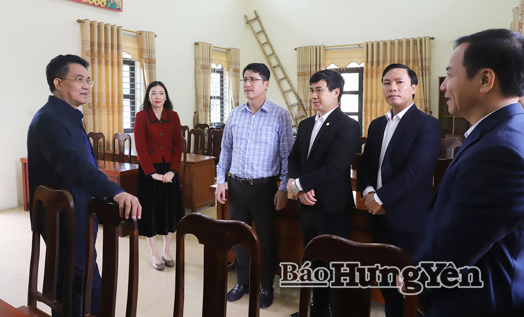 Phó Chủ tịch UBND tỉnh Lê Quang Hòa kiểm tra công tác chuẩn bị tổ chức bầu cử tại xã Tiên Tiến.