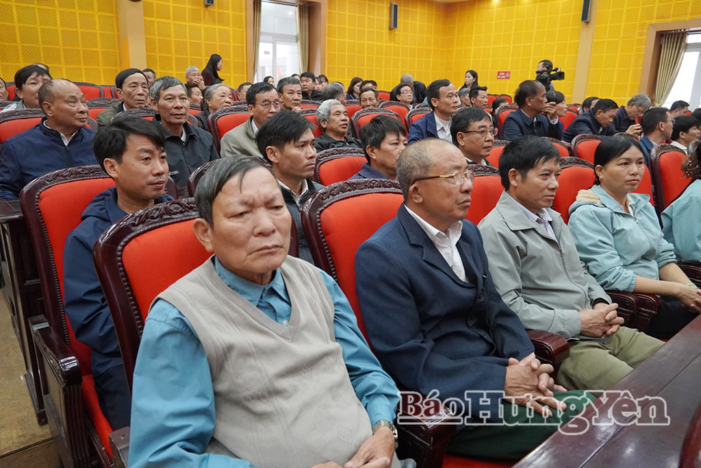 Cử tri tham dự hội nghị tại điểm cầu xã Hưng Hà.